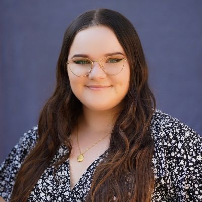 Headshot photo of Sueli smiling at the camera